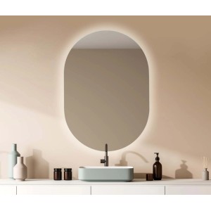 Specchio ovale t.b.t. con illuminazione LED in bagno.