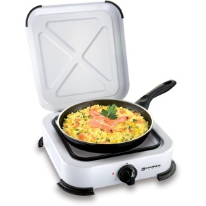 Fornello da campeggio bianco con padella per paella. Attrezzatura da campeggio.