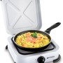 Fornello da campeggio bianco con padella per paella. Attrezzatura da campeggio.