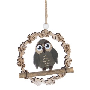 Gufo di legno in corona di foglie come ciondolo decorativo per Natale.