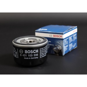 Filtro olio Bosch per auto, corpo nero con scritte bianche e confezione.