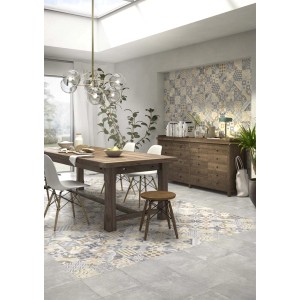 Piastrelle per pavimenti t.b.t. posate in un soggiorno con tavolo da pranzo e cassettiera.