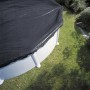 Copertura invernale nera su una piscina in giardino.