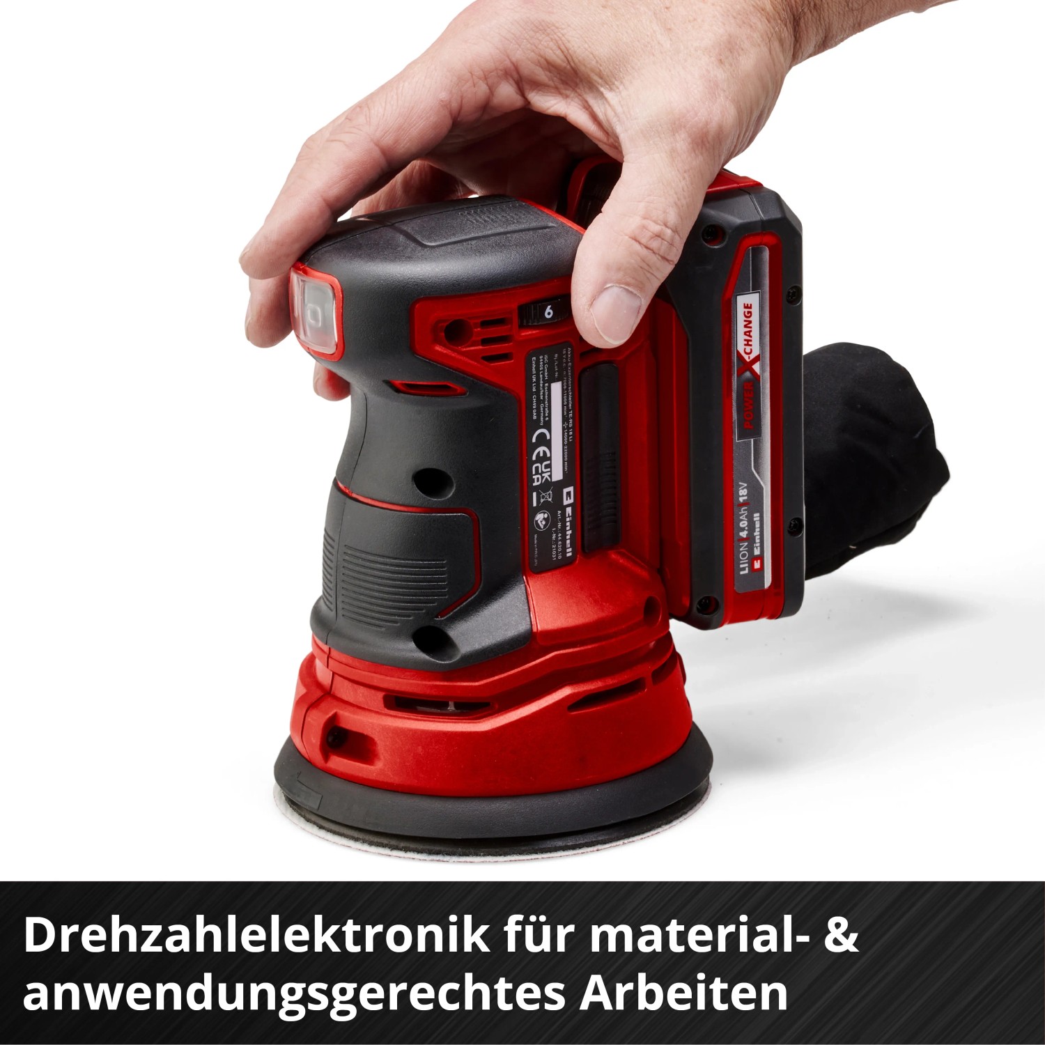 Levigatrice eccentrica a batteria Einhell Power X-Change TE-RS 18 Li Solo in rosso/nero con mano. Levigatrice per legno, plastica e metallo.