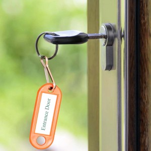 Chiave nella serratura con etichetta "Entrance Door".