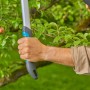 Forbice per rami Gardena EasyCut L in azione: taglio albero con sistema bypass.