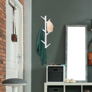 Appendiabiti bianco a forma di albero come organizer armadio con cappello e giacca.