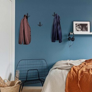 Appendiabiti a parete con giacche in camera da letto, organizer per vestiti.