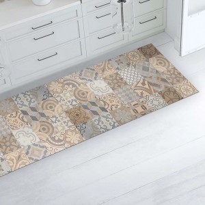 Tappeto da cucina con motivo patchwork nei toni del beige e del grigio.