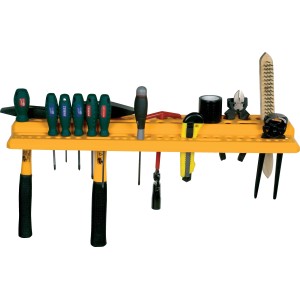 Pannello forato per utensili t.b.t. con attrezzi come martello, cacciaviti e pinze.