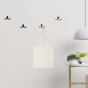 Appendiabiti a muro con ganci multipli in diversi colori e una borsa di stoffa.