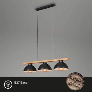 Lampada a sospensione moderna con tre paralumi neri e trave in legno.