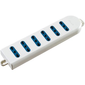 Multipresa t.b.t. bianca con sei prese blu per uso interno.