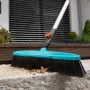 Scopa stradale Gardena Combisystem con spazzola blu e bordo raschiante per rimuovere lo sporco.