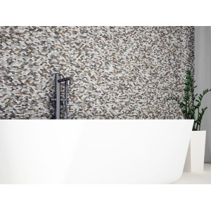Bagno con rivestimento murale in piastrelle a mosaico.