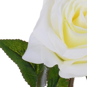 Dettaglio di una rosa artificiale bianca, parte della categoria 'Piante finte'.