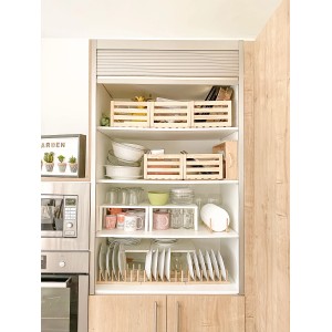 Mobile da cucina aperto con stoviglie e casse di legno usate come cassettiera.