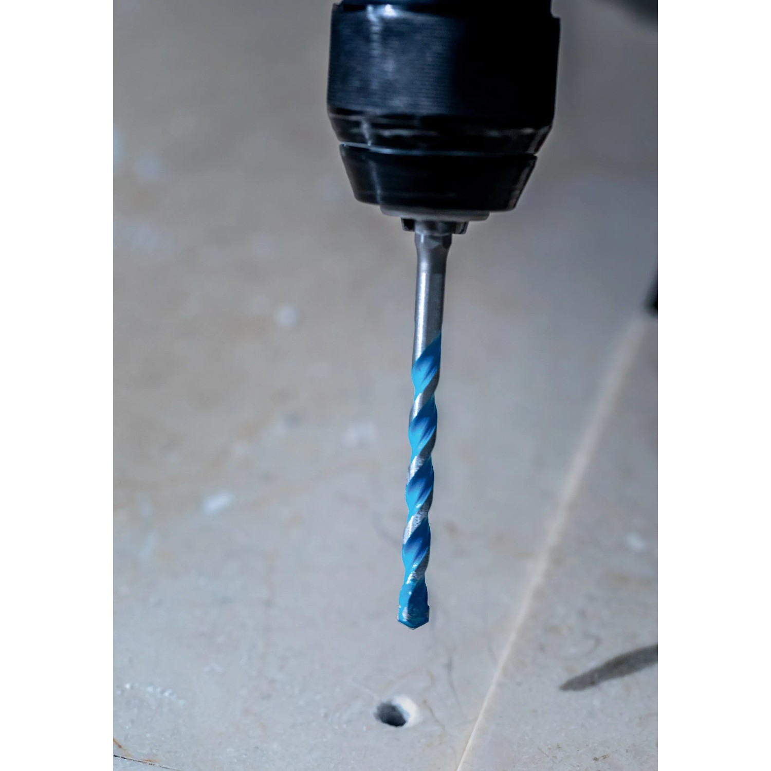 Punta Bosch Expert Multi Construction CYL-9, 6mm in uso. Punta universale per forature precise.