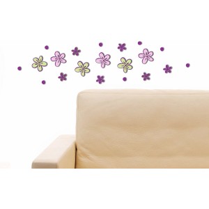 Adesivi da parete con motivo floreale in viola e verde sopra un divano.