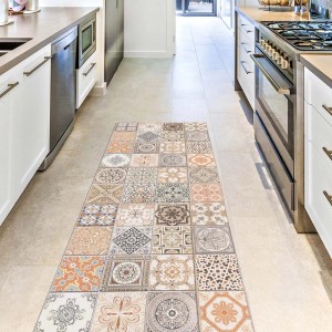 Tappeto da cucina con motivo a piastrelle in beige, marrone e grigio.