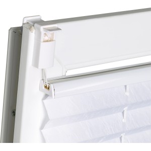 Dettaglio: tenda plissettata bianca OBI Milena, tesa, 120x130 cm, con binario di manovra.