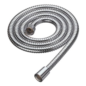 Tubo doccia flessibile cromato, avvolto su sfondo bianco.