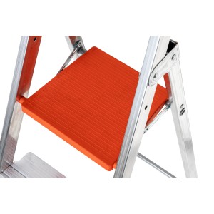 Dettaglio di una scala argentata con gradino arancione. Categoria: Scale e sgabelli.