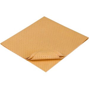 Pezzo di pelle gialla perforata per la cura dell'auto.