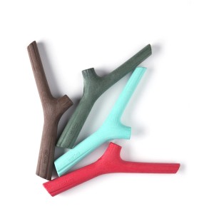 Giocattoli per cani t.b.t. a forma di ramo in vari colori.