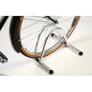 Portabici in metallo con pneumatico. Pratico per riporre la bici.