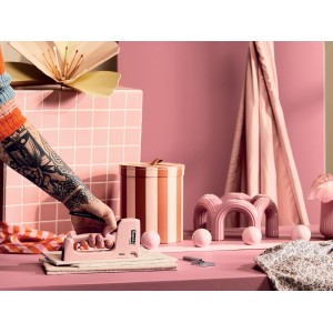 Cucitrice manuale Rapid R53 Ljung rosa antico utilizzata su tessuto.