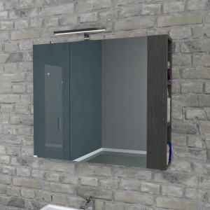 Specchiera t.b.t. con illuminazione e mensola su parete in mattoni.