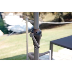 Dettaglio del meccanismo a manovella di un ombrellone a braccio t.b.t.