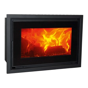 Inserto per camino nero con fuoco a legna acceso.