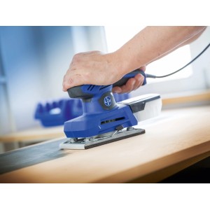 Levigatrice orbitale LUX Comfort con fogli abrasivi K60 in azione su superficie in legno.