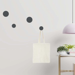 Appendiabiti a muro t.b.t. con ganci rotondi grigi e borsa di stoffa.