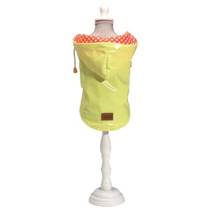 Impermeabile giallo per cani con cappuccio e motivo a pois rossi all'interno.
