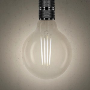 Lampadina LED E27 in stile retrò con vetro trasparente e filamenti a vista.