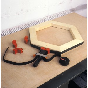 LUX Bandspanner Comfort 4 m che serra una cornice di legno con ganasce in plastica.