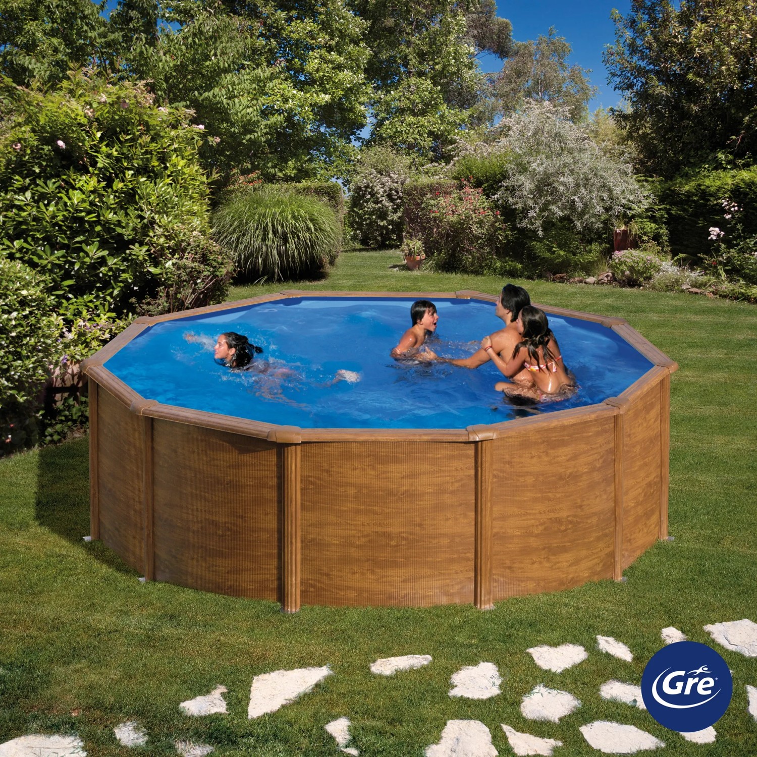 Piscina rotonda Gre Pacific effetto legno, Ø 460 cm, in giardino con famiglia.