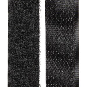 Dettaglio di un nastro a strappo nero, composto da lato a gancio e lato a occhiello.
