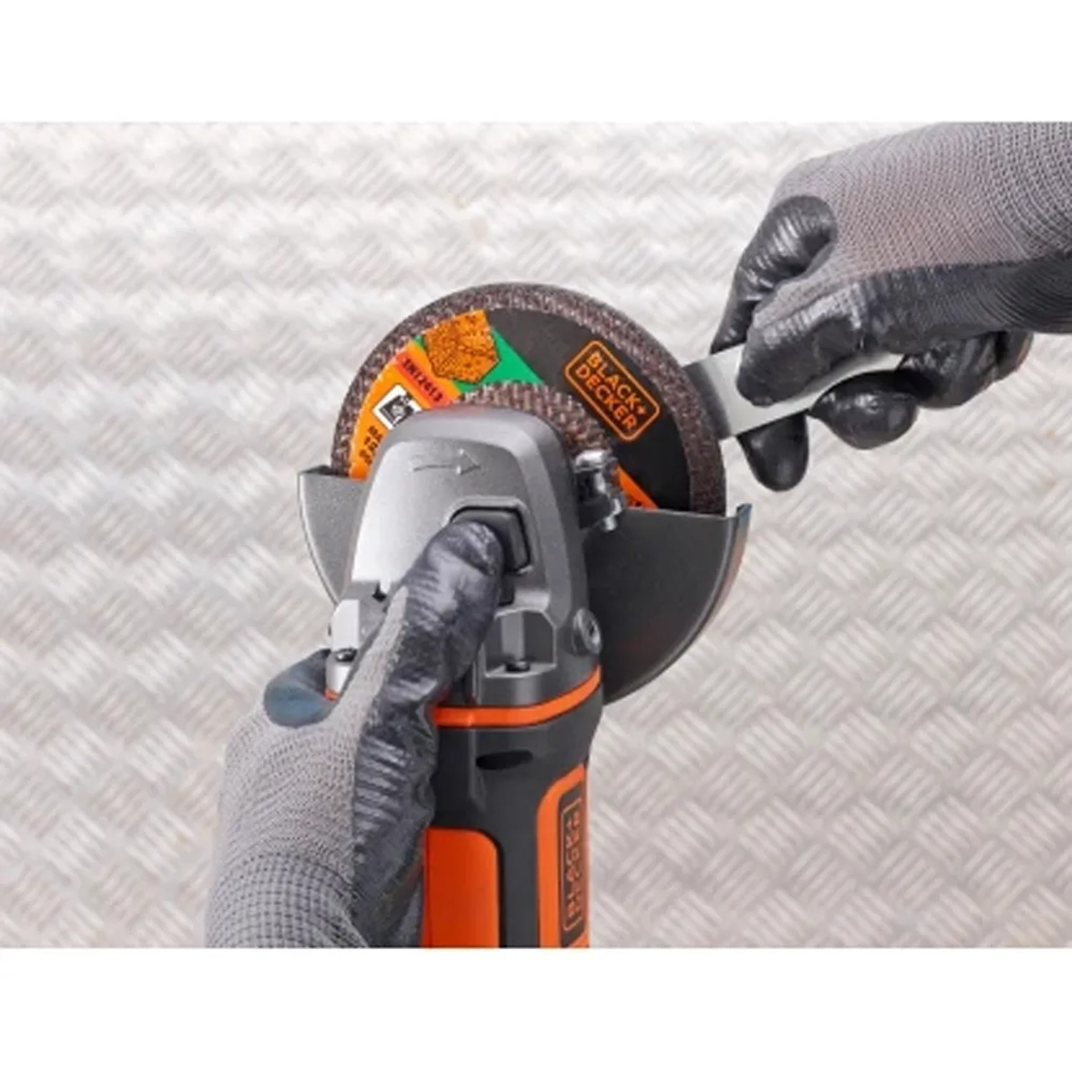 Black+Decker Smerigliatrice angolare a batteria 18V con disco abrasivo e guanti.