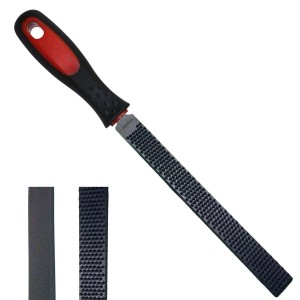 Raspa per muratore e piastrellista con manico rosso e nero.