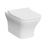 WC sospeso bianco (t.b.t.) con coperchio chiuso.