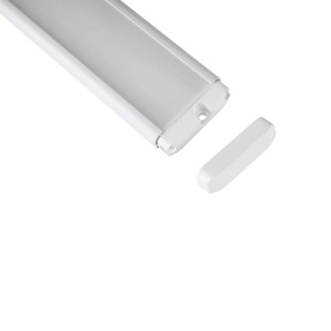 Plafoniera LED sottopensile Eglo Repilado 2 bianca (57 cm) con tappo rimosso, mostra montaggio a vite nascosto.