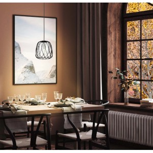 Lampada a sospensione decorativa in sala da pranzo. Lampada a sospensione in filo nero sopra il tavolo da pranzo.