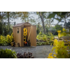 Casetta da giardino in plastica t.b.t. marrone aperta con scala e attrezzi da giardino.