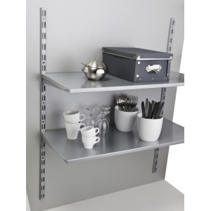 Ripiani in acciaio OBI, bianco-alluminio, 80x25cm, come elemento scaffale con stoviglie e decorazioni.