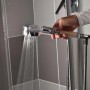 Doccetta t.b.t. in azione: getto d'acqua dal soffione in bagno.