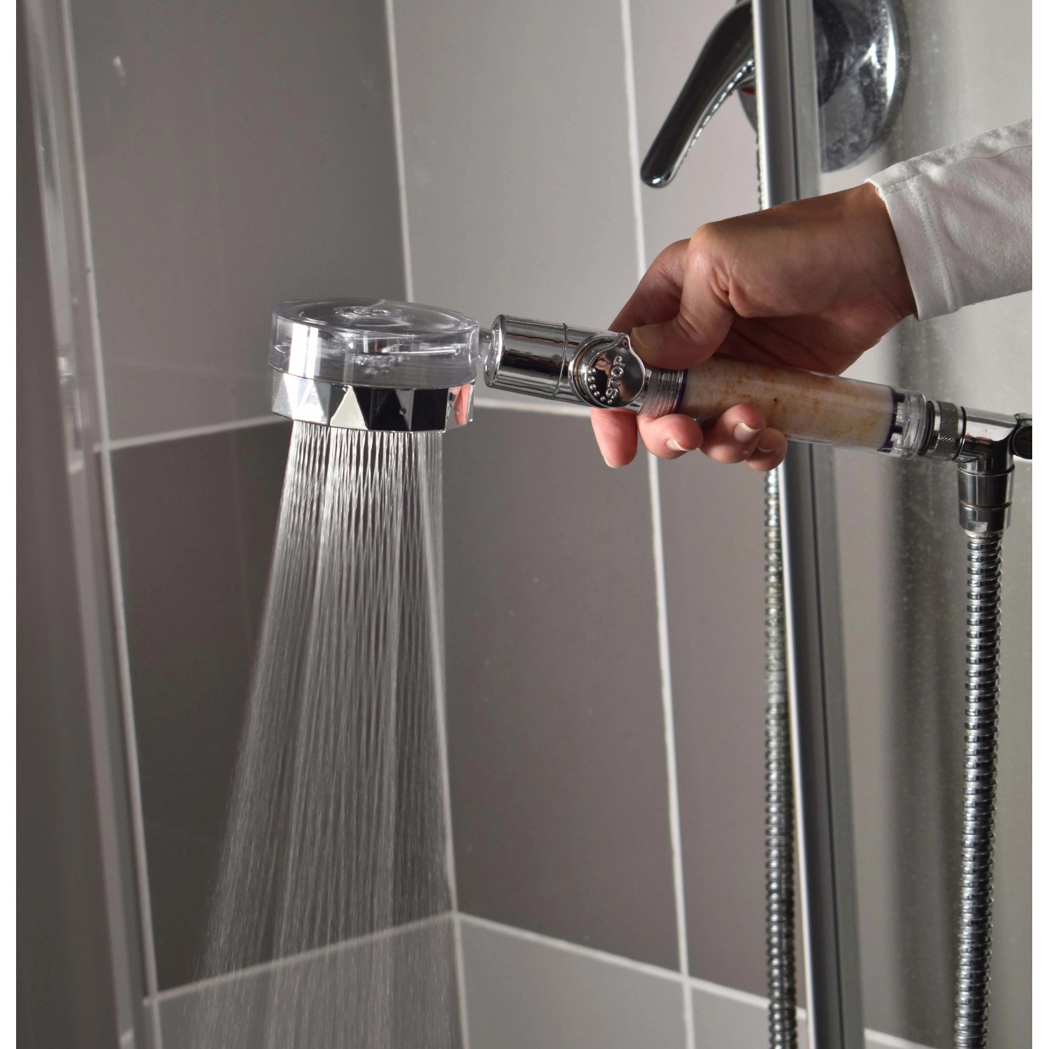 Doccetta t.b.t. in azione: getto d'acqua dal soffione in bagno.